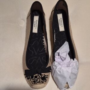 Women's Black and Tan Flats